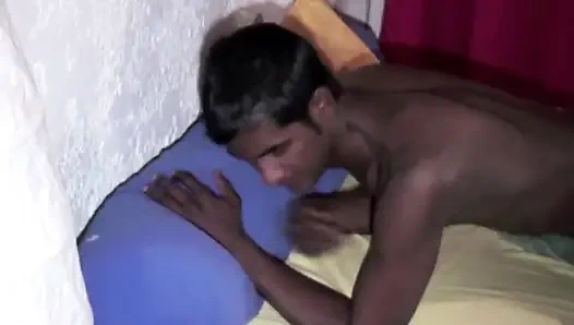 Hintli sürtük sarışın üst kameron frost tarafından sikiliyor