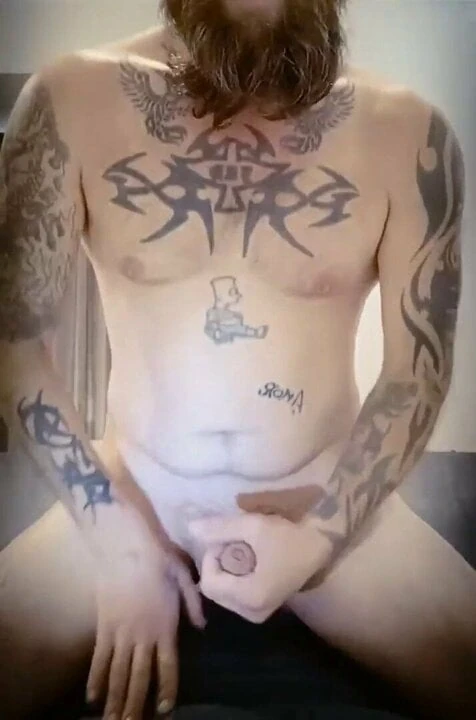 Dylan anka kuşu, dövmeli, kaygan ve seksi.