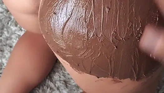 Ateşli evli kadın çikolata paskalyası ile azdırıyor