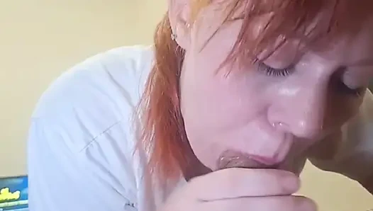 Kızıl saçlı kız boğazından aşağı inene kadar tüm yarağı yutmayı seviyor