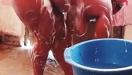 Sugarmommy 6 tur sikildikten sonra banyo yapıyor