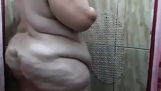 Duş alıyorum, saçımı yıkıyorum ve tıraş oluyorum.
