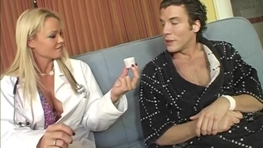 Büyük memeli sarışın doğurganlık doktoru ev görüşmesi yapıyor