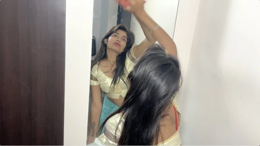 Ev sahibi hizmetçinin önüne geldi ve tüm kıyafetlerini çıkardı