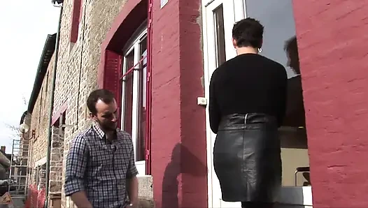 Fransız olgun azgın bir adam tarafından sert sikiliyor