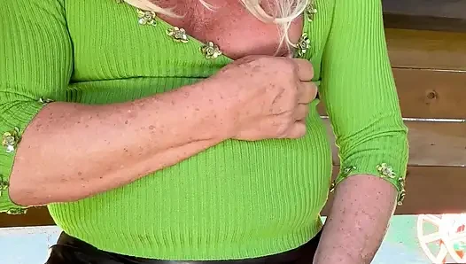 Transseksüel kassy54 açık havada mastürbasyon yapıyor