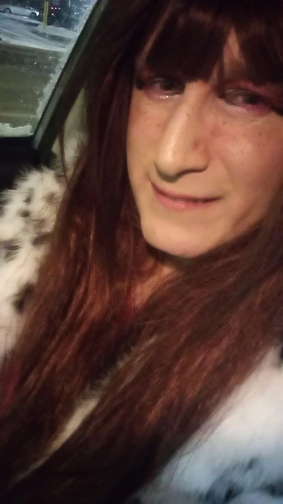 Seksi t-kız arabasında osuruyor