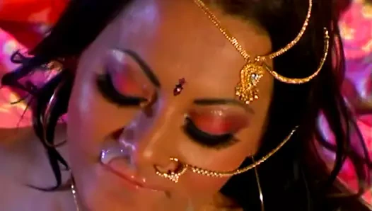 Sandra romain olduğunu bir seksi esmer istekli için horoz ve boşalmak