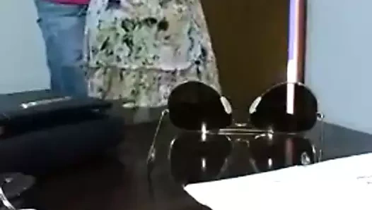 Desi ladka videsi ldki ko ofis beni chhod diya