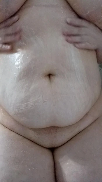 Пухлая лысая девушка колышет животиком