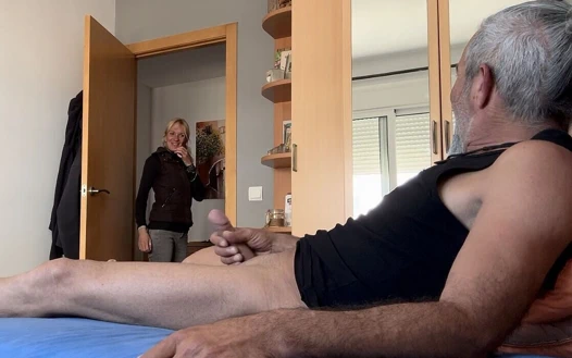 Karımın üvey kız kardeşi beni mastürbasyon yaparken yakalıyor