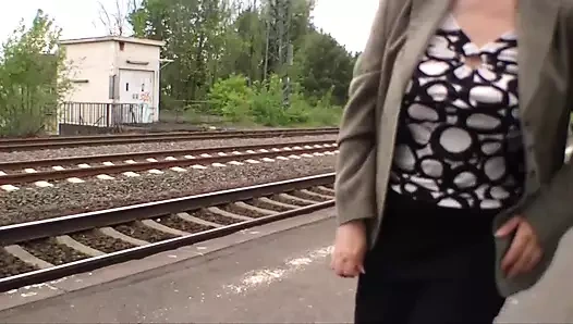 Çoraplı yaşlı Alman kadın sıkı bir penisle sikiliyor