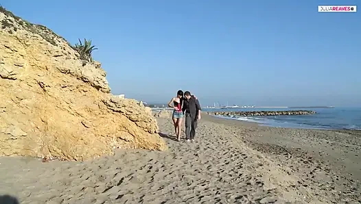 Orta yaşlı seksi kadın Erika plajda sahtekarlık ediyor