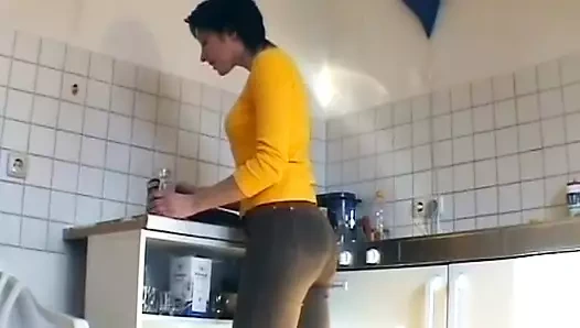 Alman sürtük salatalık ile oynuyor ve mutfakta yarak emiyor