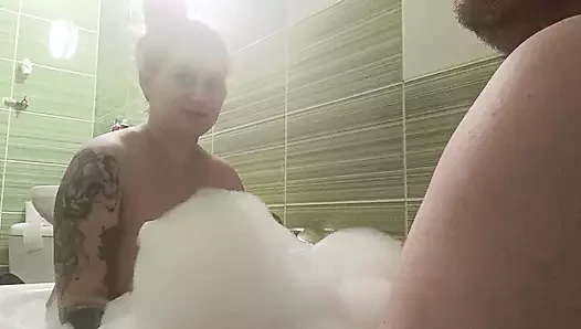 Çift banyo yapıyor ve adam büyük memeli vücuduna dokunuyor