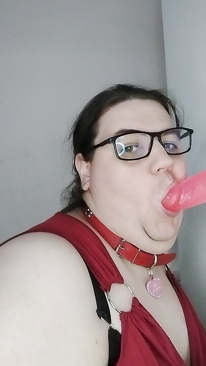 Bir travesti trenler bir yapay penis ile emdi