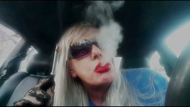 KIZIL SAÇLI TETYEN RUTHIE ARABASINDA BİR MARLBORO 100'Ü MAHVEDİYOR