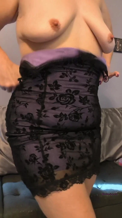 Ateşli genç erkek avcısı seksi elbisesini çıkarıyor ve her şeyi ortaya çıkarıyor