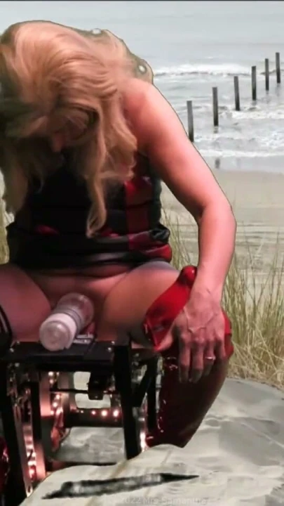 Mrs samantha binicilik üç dildos üzerinde ona maymun rocker sikme sandalye | Klip 1