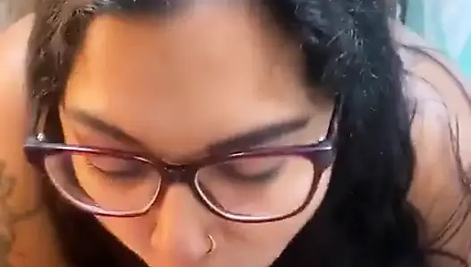 Asyalı Iri Güzel Kadınla Büyük Zenci Gırtlağına Kadar Alıyor