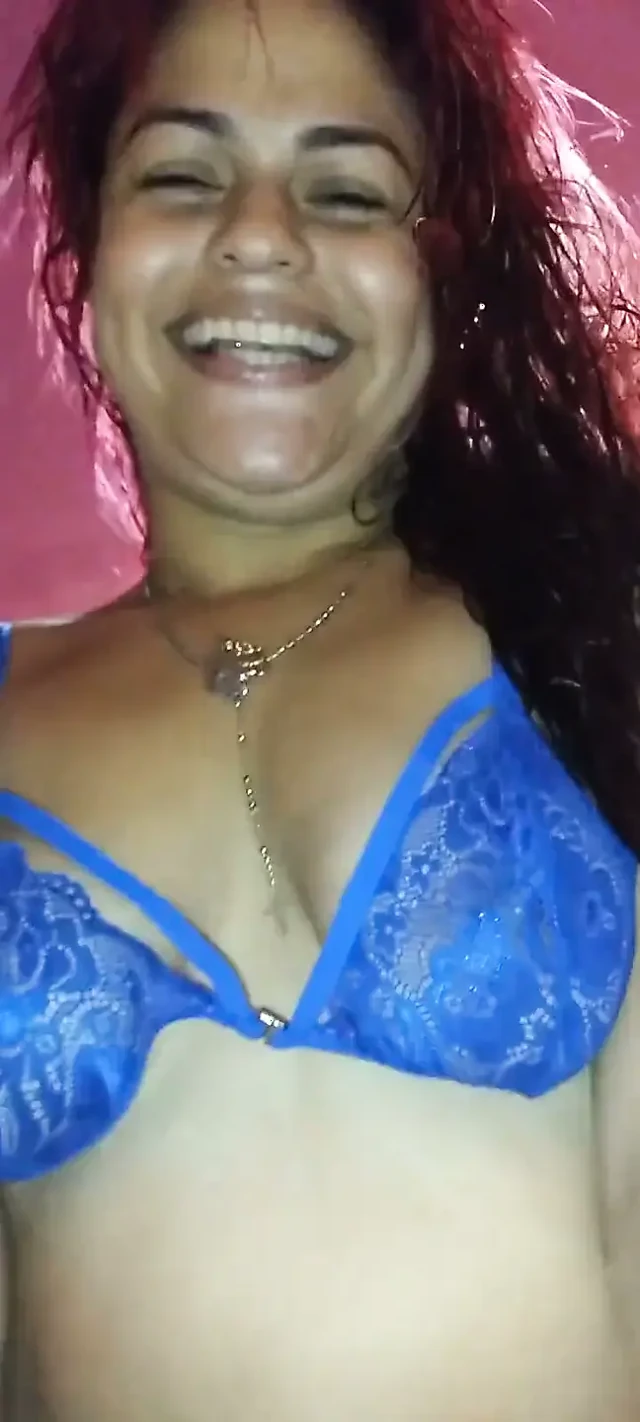 Genç komşumun şişman yarağını emiyor ve öğürüyor