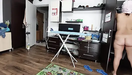 Seksi Esmer Evin Etrafında Çıplak Ev Işleri Yapıyor.