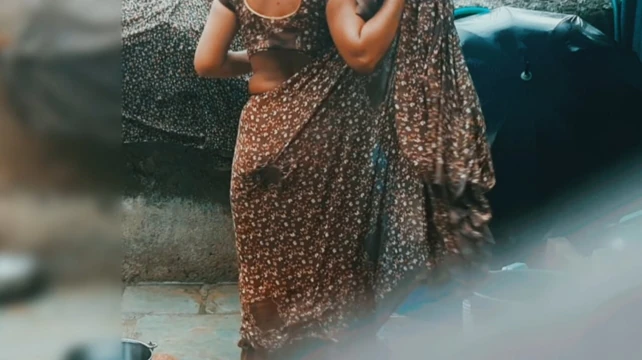 The desi sister-in-law of the village opened the drenched saree and took a bath in the open bathroom.
