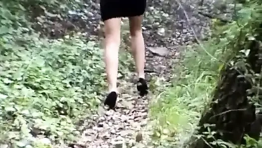 Yavru kedi açık havada işiyor