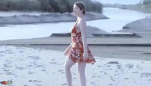 Tigra: Güzel sarışın tigra'nın deniz kenarında soyunuyor ve tamamen çıplak bitiyor sansasyonel striptiz