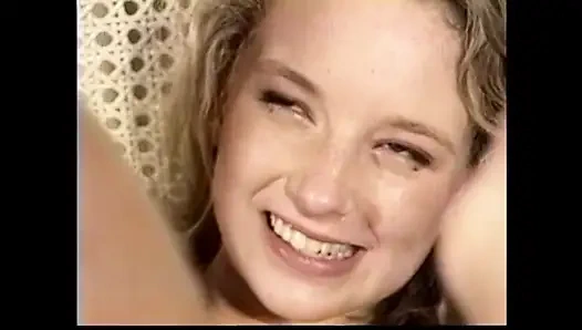 Azgın güzel genç bayan arkadaşı tarafından amını yalamanın ve parmaklamanın tadını çıkarıyor