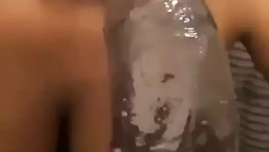 Zenci hatun büyük zenci yarağı tarafından göğüslerine boşalıyor