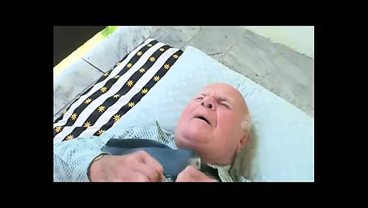 Genç sarışın olgun yarrağı tercih ediyor!