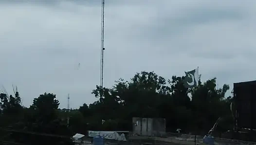 Güzel havanın tadını çıkarıyor