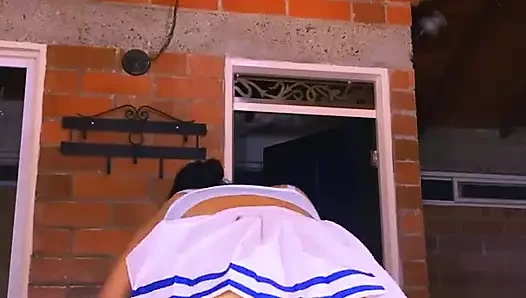 Arkadaşının üvey annesinin kocaman göğüsleri vardı ve bu onu her zaman tutup emmek isterdi.