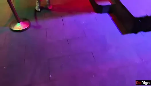 Après le club, les deux traînées ont trouvé un gars avec qui coucher, mais se sont fait prendre...