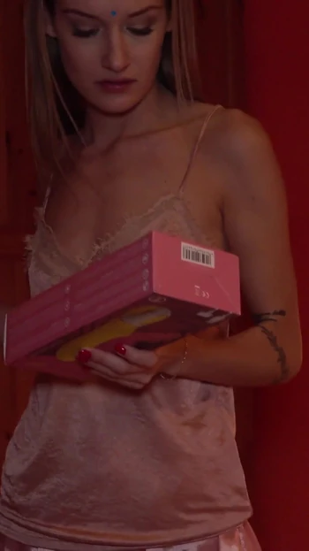 Волнующий момент из "Невестка соблазняет ее JIJU и трахается в ее киску"