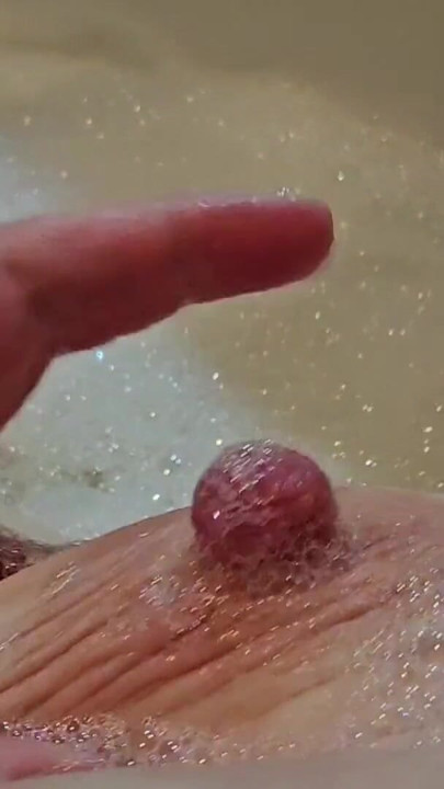 Şehvetli iri güzel kadın meme ucu ve göbek oyunu ile banyo yapıyor | Klip 1