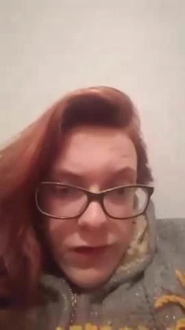 elle ce doigte discretement sur periscope