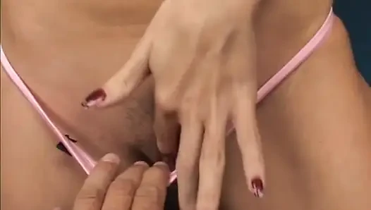 Ateşli sarışın ve seksi esmerle sikişiyor
