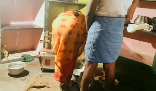 Desi - karısı ev işi yaparken seks yapan bir koca