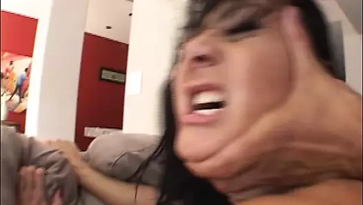 Üç sert musluklar hoş bir busty karanlık saçlı Alman milf