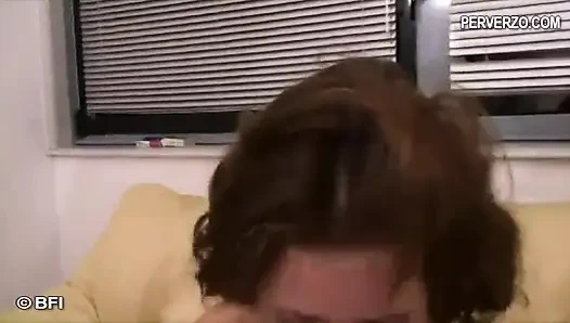 Marina anal seks yapıyor ve yumruk sokuyor