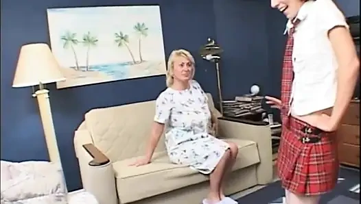 Lezbiyenler sarışın orta yaşlı seksi kadın amcık yalıyor dildo seksi üniversiteli kızla oynuyor