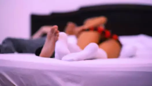 Üvey anne üvey oğlunun arkadaşını baştan çıkarıyor ve kocası spor salonundayken onu odasında sikiyor.