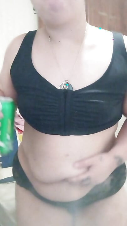 Soda içiyor ve göbekle oynuyor