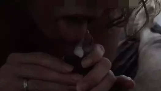 Ağzına cumshot (ağır çekim önizleme)