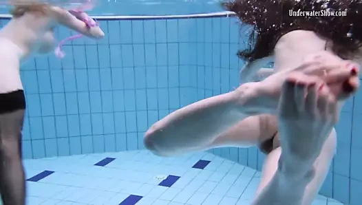 Andrejka ve aneta yüzme havuzunda çıplak yüzüyor