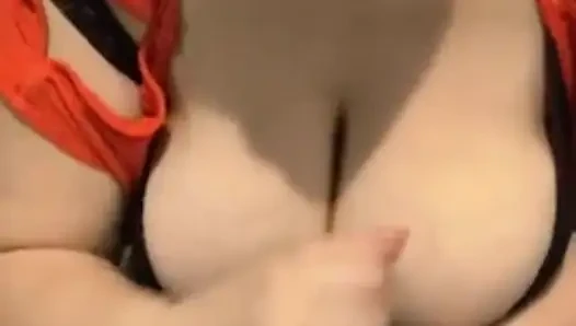 Pijama partisinde arkadaşına mastürbasyon yapıyor