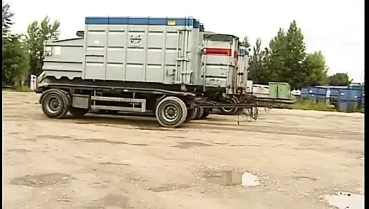 Mechanikerin zeigt was Sie hat