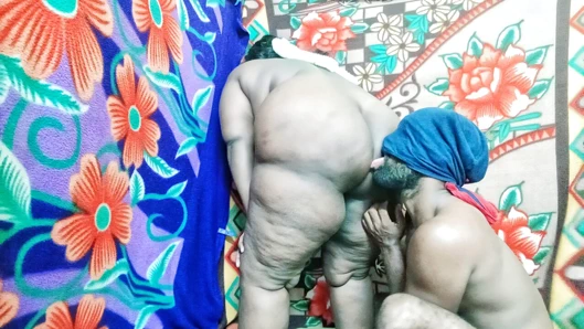 Hintli tamil tombul evli kadının büyük götünü yalıyor ve öpüşüyor romantik video